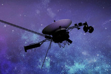 Ilustrácia sondy Voyager 1 v kozmickom priestore.