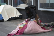 Migrant si balí svoje veci v provizórnom stanovom tábore v centre Paríža. FOTO: TASR/AP