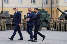 Poľský premiér Donald Tusk, britský premiér Rishi Sunak a generálny tajomník NATO Jens Stoltenberg. FOTO: Reuters