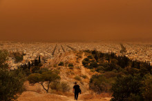 Africký prach z púšte Sahary pokrýva mesto Atény. FOTO: Reuters
