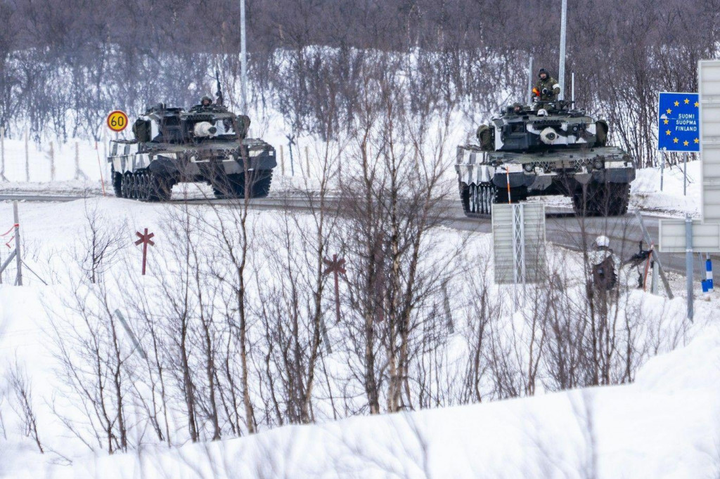 Fínske tanky Leopard 2 počas cvičenia za Polárnym kruhom. FOTO: Profimedia
