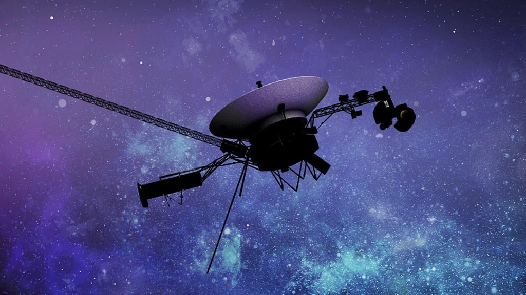 Ilustrácia sondy Voyager 1 v kozmickom priestore.