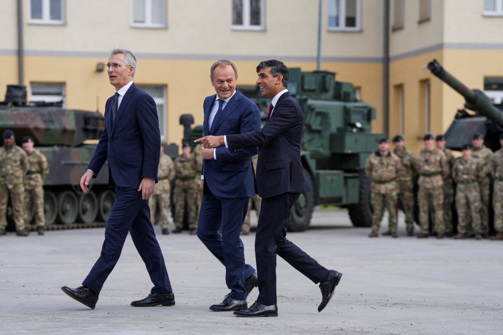 Poľský premiér Donald Tusk, britský premiér Rishi Sunak a generálny tajomník NATO Jens Stoltenberg. FOTO: Reuters