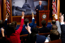 Člen Senátu Mitch McConnell počas tlačovej konferencie o balíku pomoci pre Ukrajinu. FOTO: Reuters