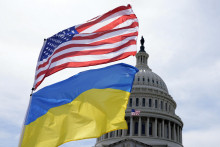 Ukrajinská a americká vlajka vejú pred budovou Kapitolu. FOTO: TASR/AP