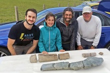 Paleontológ Dean Lomax (zľava) s objaviteľmi fosílie.