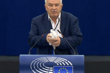 Miroslav Radačovský vypustil v europarlamente bielu holubicu. FOTO: Europarl.europa.eu/reprofoto