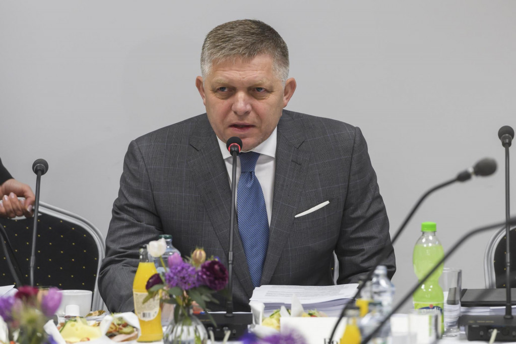 Robert Fico počas v&yacute;jazdov&eacute;ho rokovania vl&aacute;dy v Dolnej Krupej. FOTO: TASR/Jaroslav Nov&aacute;k