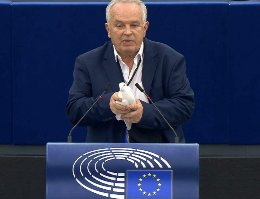 Miroslav Radačovský vypustil v europarlamente bielu holubicu. FOTO: Europarl.europa.eu/reprofoto