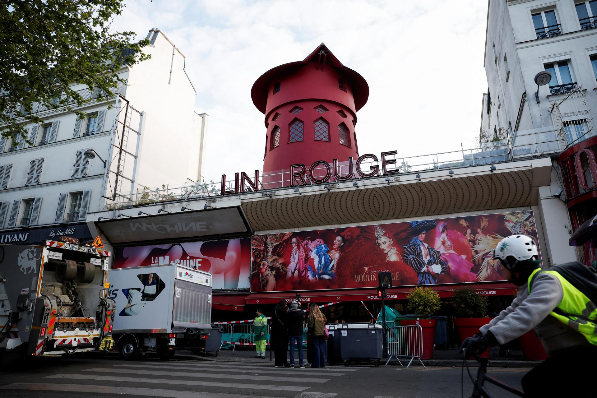 V Paríži sa zrútila vrtuľa legendárneho mlyna na streche kabaretu Moulin Rouge