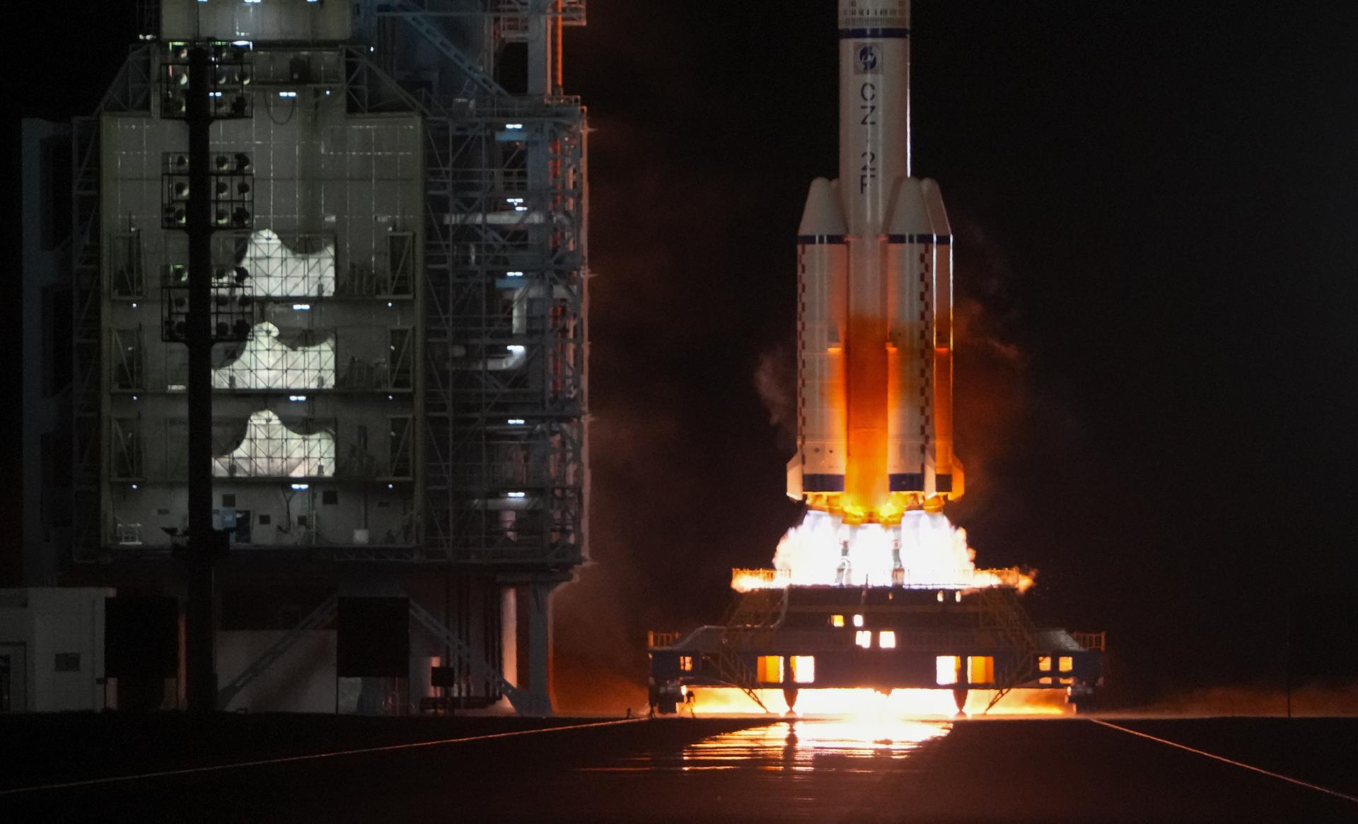 Trojčlenná čínska misia odštartovala k vesmírnej stanici Tchien-kung, cieľom misie je dostať sa na Mesiac