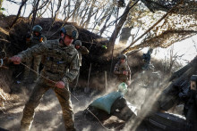 Príslušníci 1148. samostatnej delostreleckej brigády leteckých útočných jednotiek Ukrajiny strieľajú z húfnice M777 na ruské jednotky. FOTO: Reuters