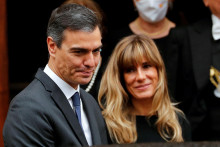 Španielsky premiér Pedro Sanchez a jeho manželka Maria Begona Gomez Fernandez. FOTO: Reuters