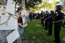 Losangeleská polícia obkľučuje študentov protestujúcich na podporu Palestínčanov v areáli University of Southern California. FOTO: Reuters