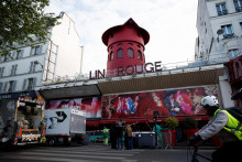 Vrtuľa červeného veterného mlyna na streche rovnomenného kabaretu Moulin Rouge sa zrútila. FOTO: Reuters