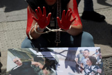 Ľudia vyzývajú na okamžité prepustenie izraelských rukojemníkov zadržiavaných v Gaze. FOTO: Reuters
