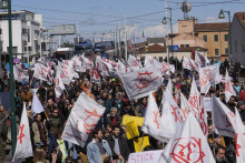 Obyvatelia a aktivisti pochodujú počas demonštrácie proti spoplatneniu vstupu do Benátok. FOTO: TASR/AP