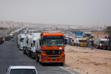 Nákladné autá stoja na hraničnom priechode Rafah medzi Egyptom a pásmom Gazy. FOTO: Reuters