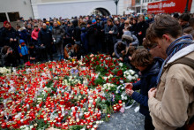 Zhromaždenie na pamiatku obetiam streľby na Karlovej univerzity v Prahe. FOTO: Reuters