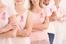 Ružová stužka je symbolom boja proti rakovine prsníka.