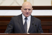 Šéf Bieloruskho výboru pre štátnu bezpečnosť Ivan Tertel vystupuje v parlamente v Minsku. FOTO: TASR/AP