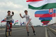 Oslavy vstupu do Európskej únie sa 1. mája 2004 konali aj na pomedzí Slovenska, Maďarska a Rakúska. FOTO: TASR/Štefan Puškáš