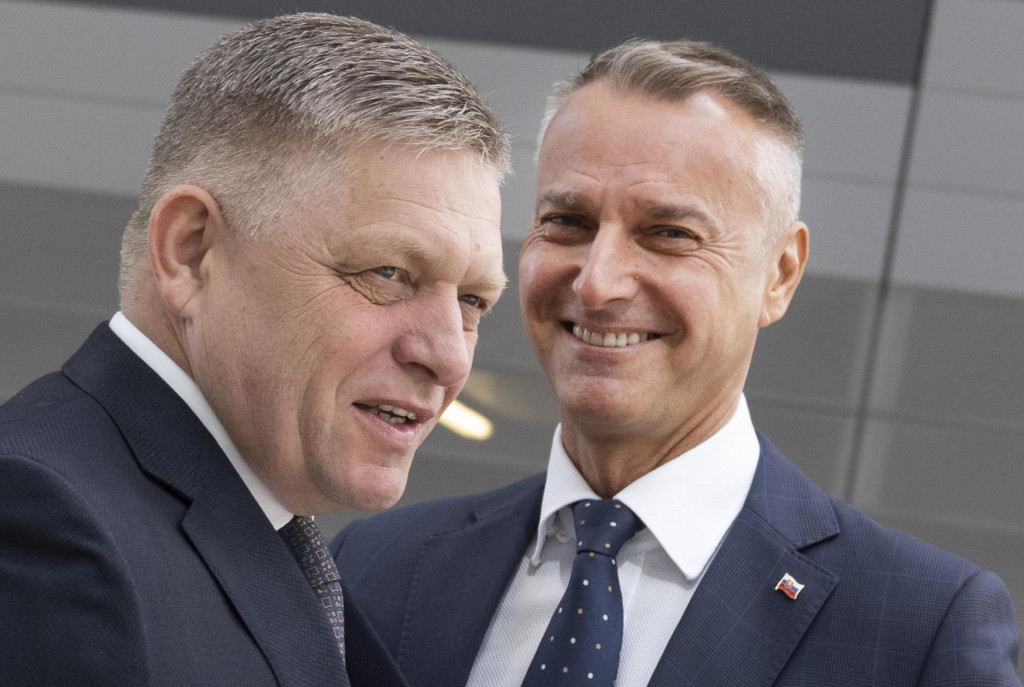 Minister invest&iacute;ci&iacute;, region&aacute;lneho rozvoja a informatiz&aacute;cie Richard Ra&scaron;i (Hlas-SD) priv&iacute;tal predsedu vl&aacute;dy SR Roberta Fica (Smer-SD). FOTO: TASR/Martin Baumann