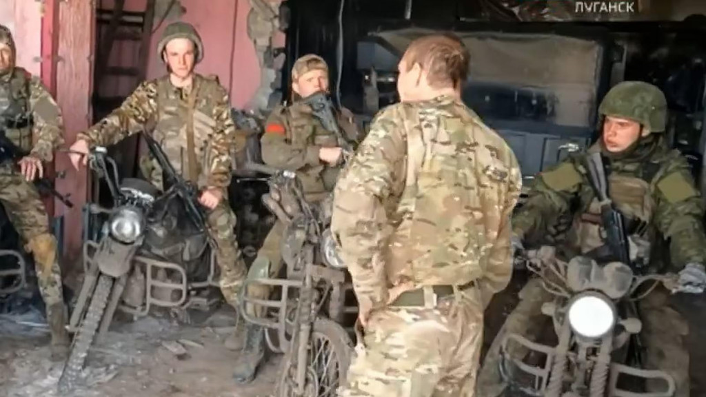 Rusi v Donbase &uacute;točia na motork&aacute;ch. FOTO: X/@ralee85