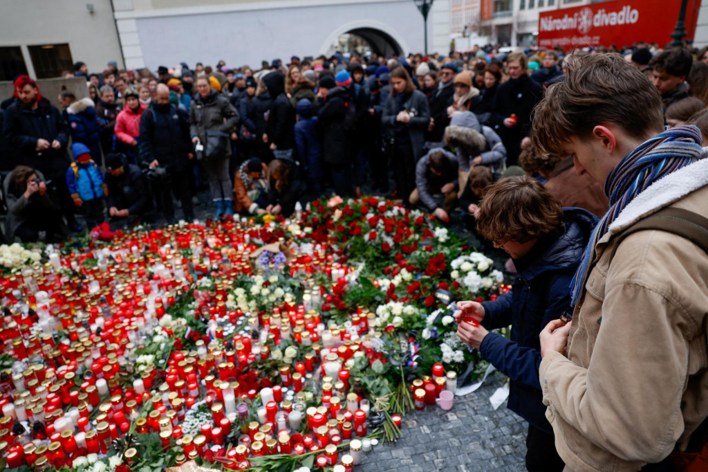 Zhromaždenie na pamiatku obetiam streľby na Karlovej univerzity v Prahe. FOTO: Reuters