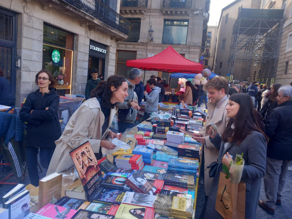 Počas sviatku San Jordi sa každý rok 23. apríla stane z celej Barcelony jeden obrovský knižný trh. FOTO: HN/Pavel Novotný