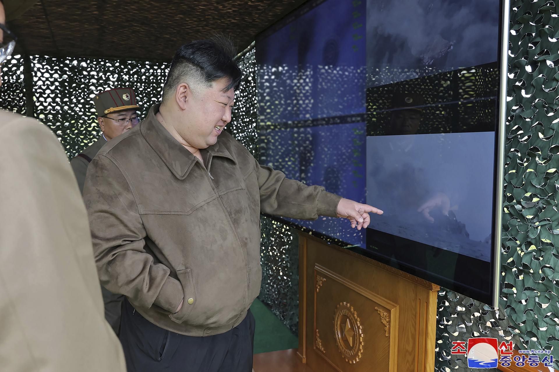 Severokórejský vodca Kim Čong-un dohliadal na skúšku salvových raketometov