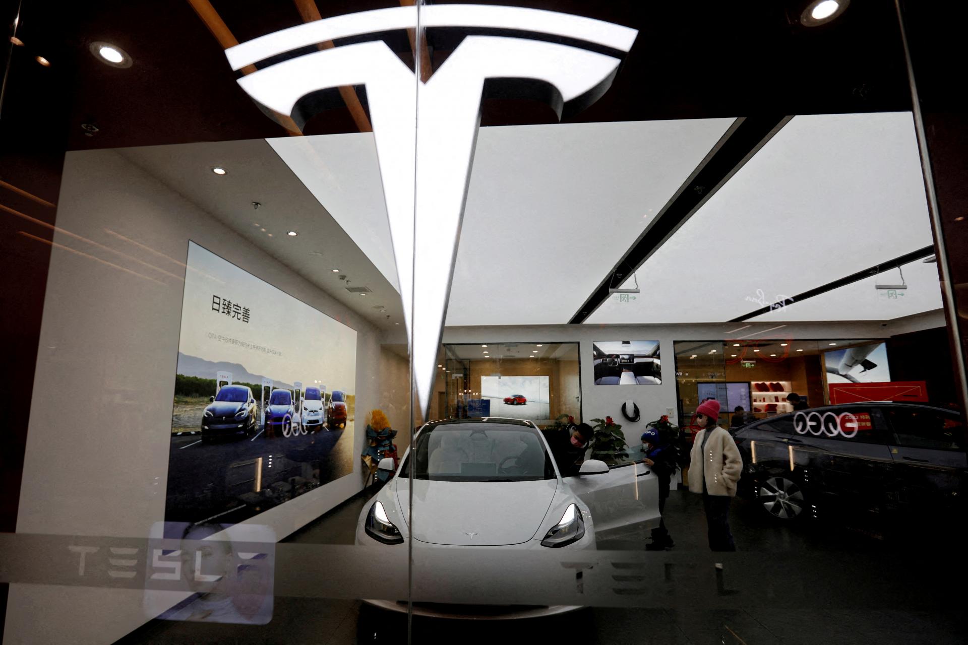 Regulátori v USA vyšetrujú úpravu asistenčného systému pri vozidlách Tesla