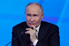 Ruskému prezidentovi Vladimirovi Putinovi na životoch nezáleží. Vojnu na Ukrajine chce vyhrať za každú cenu.  FOTO: REUTERS