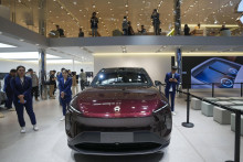 Elektrický automobil Nio EC7 coupé SUV počas otvorenia čínskeho autosalónu v Pekingu. FOTO: TASR/AP