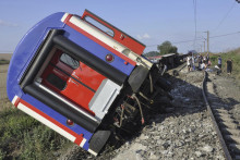 Osobný vlak, ktorý sa vykoľajil v provincii Tekirdag, približne 110 kilometrov západne od Istanbulu. FOTO TASR/AP

