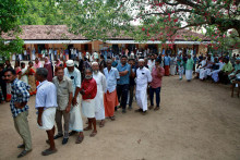 Ľudia stoja v radoch a čakajú na odovzdanie svojich hlasov vo volebnej miestnosti počas druhej fázy všeobecných volieb v dedine Eramalloor v južnom štáte Kerala v Indii. FOTO: REUTERS