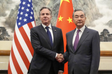 Americký minister zahraničných vecí Antony Blinken (vľavo) a čínsky šéf diplomacie Wang I. FOTO: TASR/AP