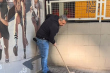 Andrej Danko zametá ulice v Dúbravke.

FOTO: HN