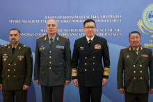Ministri obrany Mohammad Rezá Aštíaní z Iránu, Ruslan Jaqsylyqov z Kazachstanu, Tung Ťün z Číny a Baktybek Bekbolotov z Kirgizska na stretnutí Šanghajskej organizácie spolupráce