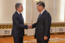 Americký minister zahraničných vecí Antony Blinken a čínsky prezident Si Ťin-pching počas stretnutia v Pekingu. FOTO: TASR/AP
