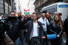 Demonštranti vedení niekdajším Orbánovým spojencom a teraz hlavným rivalom Péterom Magyarom. FOTO: Reuters