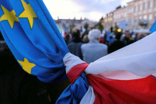 Vlajky Poľska a Európskej únie. FOTO: Reuters