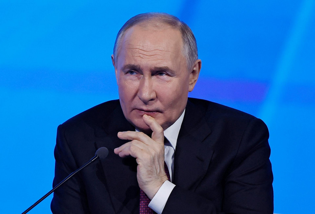 Ruskému prezidentovi Vladimirovi Putinovi na životoch nezáleží. Vojnu na Ukrajine chce vyhrať za každú cenu.  FOTO: REUTERS