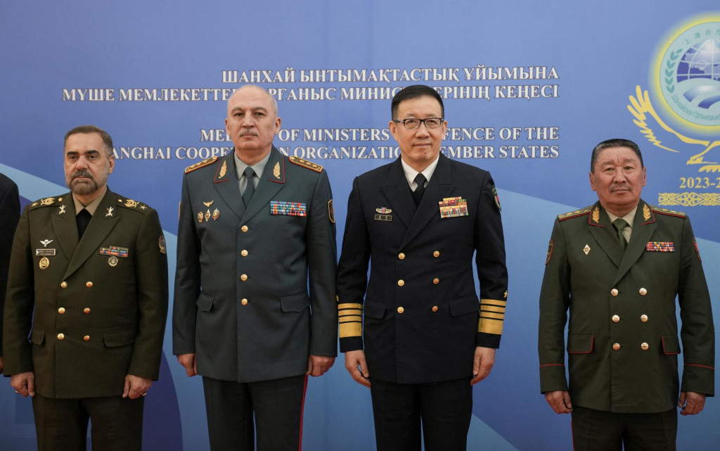 Ministri obrany Mohammad Rezá Aštíaní z Iránu, Ruslan Jaqsylyqov z Kazachstanu, Tung Ťün z Číny a Baktybek Bekbolotov z Kirgizska na stretnutí Šanghajskej organizácie spolupráce