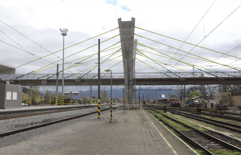 Modernizácia železničného uzla v Žiline sa blíži k míľniku. Hotová však v tomto roku nebude. FOTO: HN/Peter Mayer