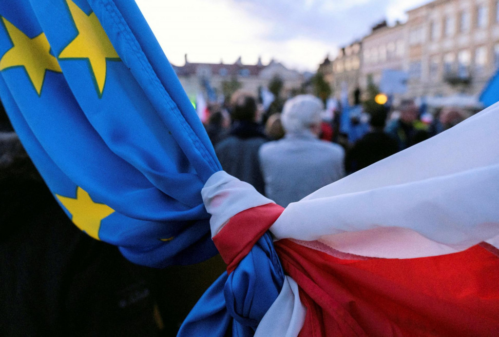 Vlajky Poľska a Európskej únie. FOTO: Reuters