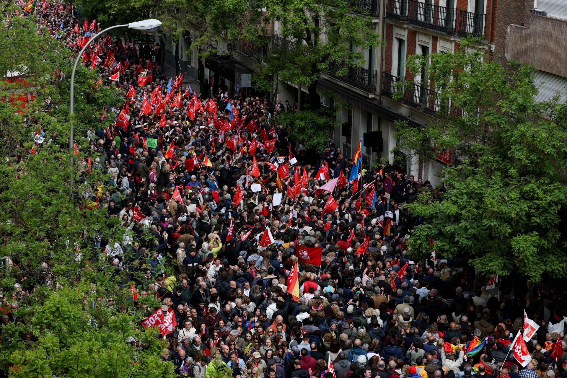 Demonštrácia v Španielsku: Tisíce ľudí v Madride žiadali, aby Sánchez zostal vo funkcii premiéra