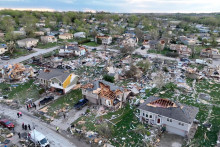 Pohľad z dronu ukazuje núdzový personál pracujúci na mieste poškodených budov v dôsledku tornáda v Omahe v Nebraske. FOTO: REUTERS