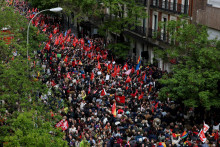 

Ľudia sa zhromažďujú pred sídlom španielskej Socialistickej strany, aby vyjadrili podporu generálnemu tajomníkovi PSOE a premiérovi Pedrovi Sanchezovi v Madride. FOTO: REUTERS