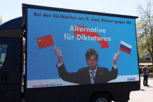 Nákladné auto s obrázkom zobrazujúcim Maximiliána Kraha, poslanca Európskeho parlamentu za krajne pravicovú Alternatívu pre Nemecko, a odkazom s nápisom „V voľbách do EÚ 9. júna hlasujte proti Alternatíve pre diktátorov“. FOTO: REUTERS